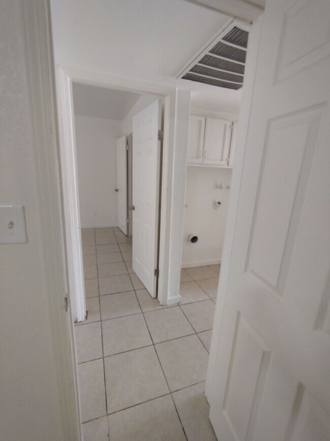 Building Photo - 2 Bed / 1 Bath – Gated Unit with Private Patio | Bakersfield
