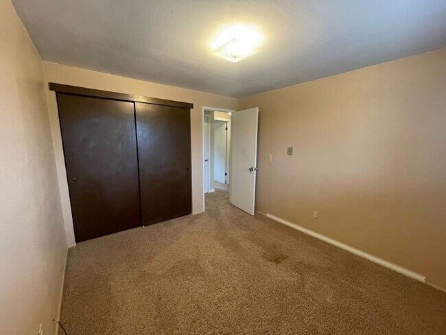 Building Photo - 1017 N Viewmont Dr