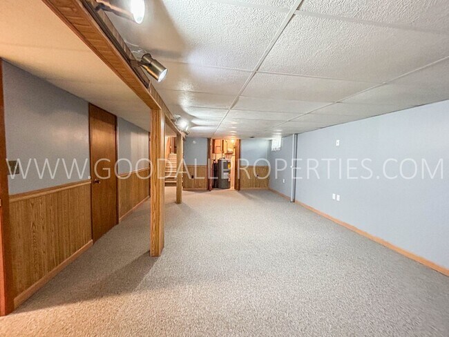 Building Photo - 3 Bedroom, 3 bath Home in West Des Moines!!