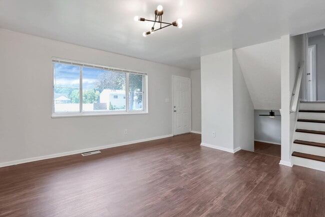 Building Photo - 3150 Vauxhall Dr