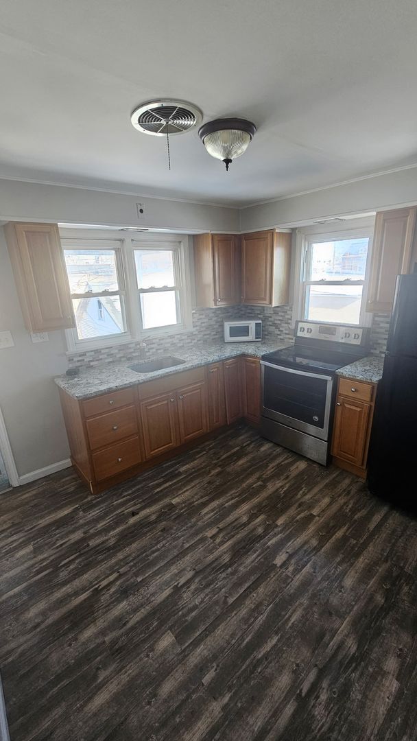 Building Photo - 1701 E Greenleaf St