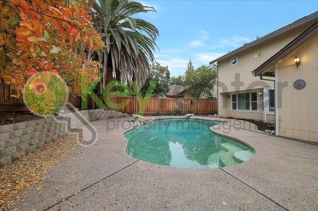 Building Photo - 1330 Kingswood Dr