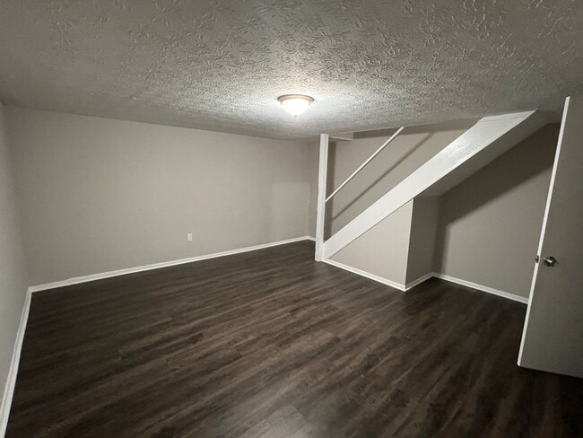 Building Photo - Updated 2 Bedroom 1.5 Bathroom Condo with ...