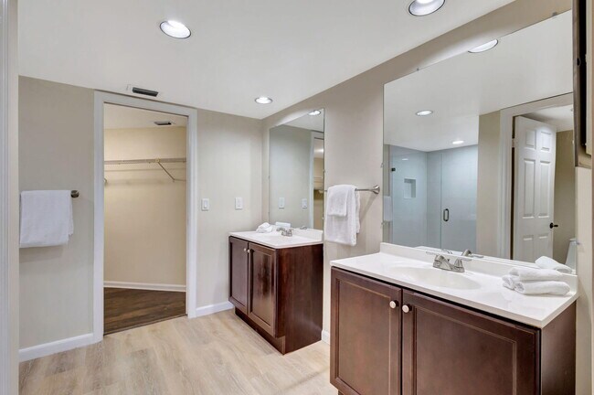Building Photo - 600 Uno Lago Dr