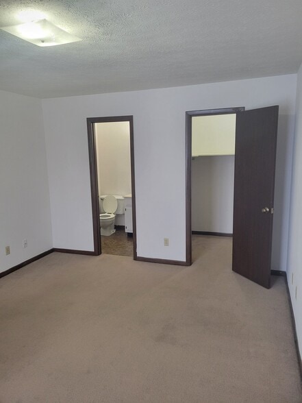 Building Photo - 500 Oxcart Rd