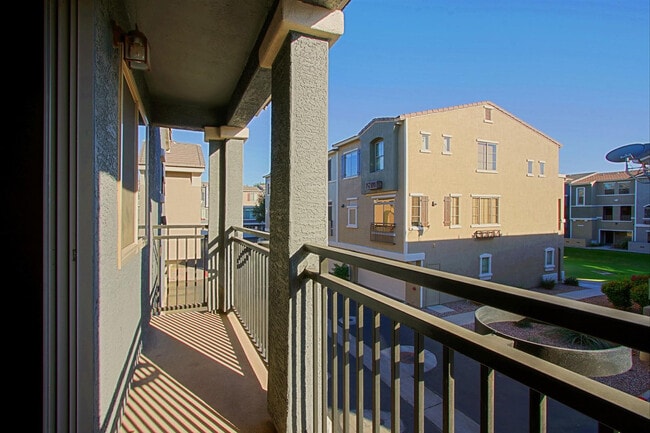 Building Photo - 2402 E 5th St