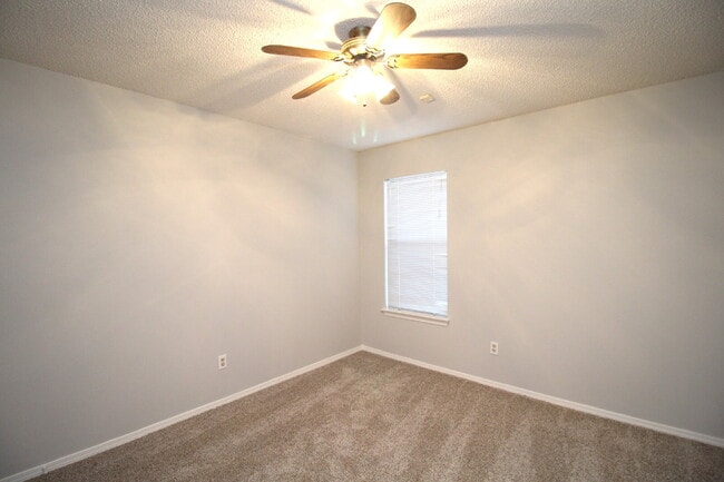 Building Photo - Spacious 3BR/2BA Gulf Breeze Home with Vau...