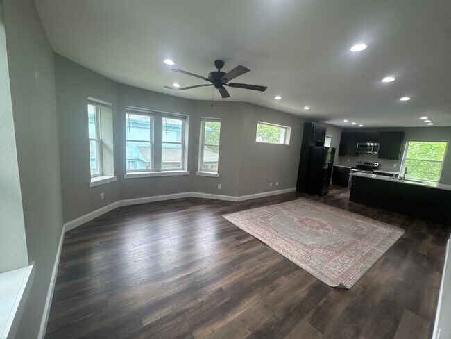 Building Photo - 453 S Main Ave