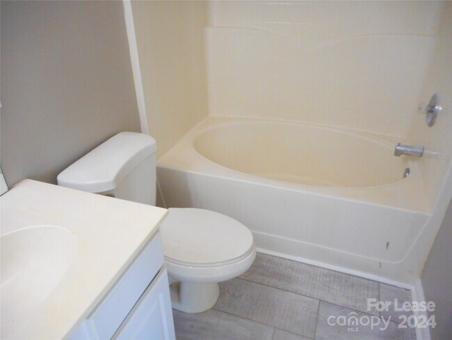 Building Photo - 3152 Mannington Dr