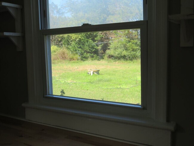 Building Photo - 3 Bedroom 2 Bath Home