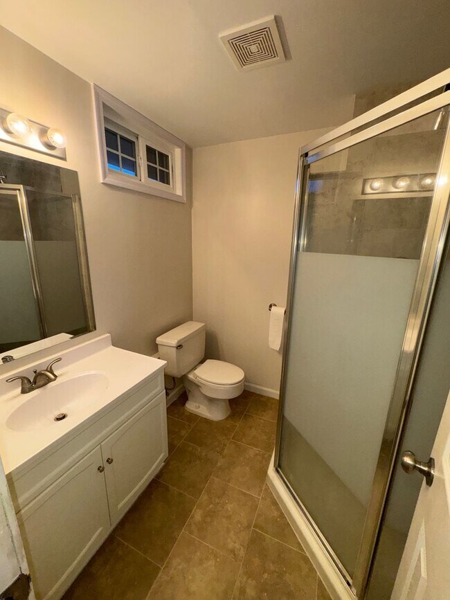 Building Photo - Beautiful 3 Bedroom, 3 Bathroom Home with Large Kitchen & Finished Basement