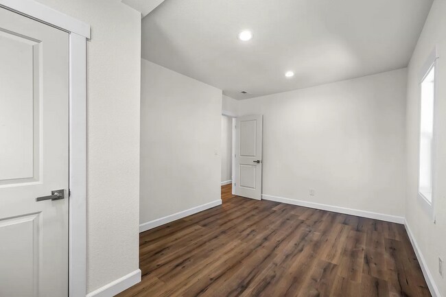 Building Photo - 202-208 NE Juniper St