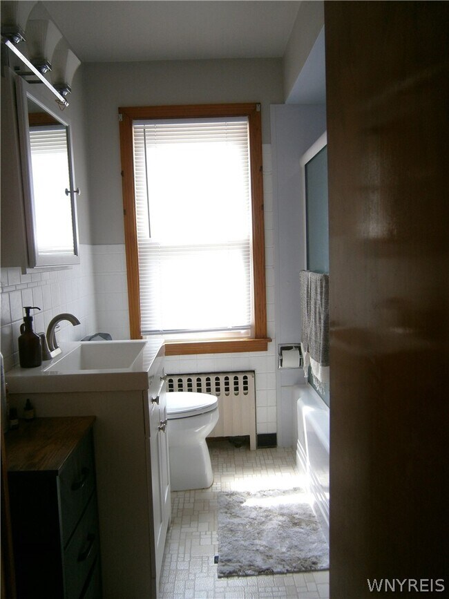 Building Photo - 6 Maple St
