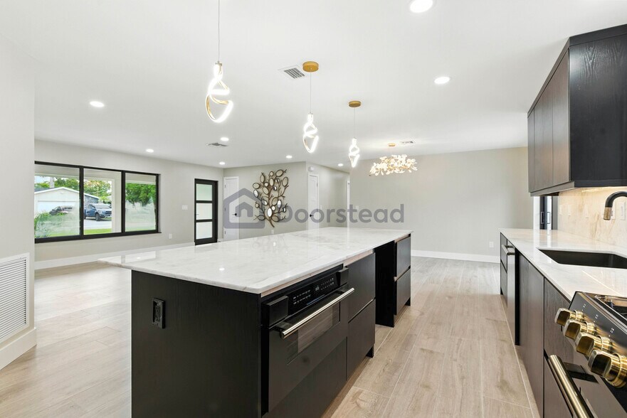 Building Photo - 6886 Tradewind Way