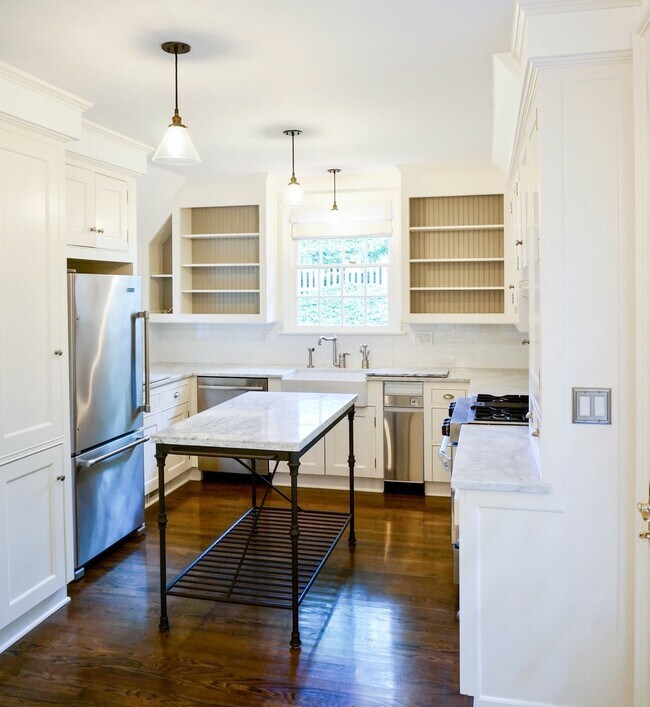 Building Photo - Gorgeous Dream Home in the Southwest Hills! Your Pacific Northwest Oasis Awaits!