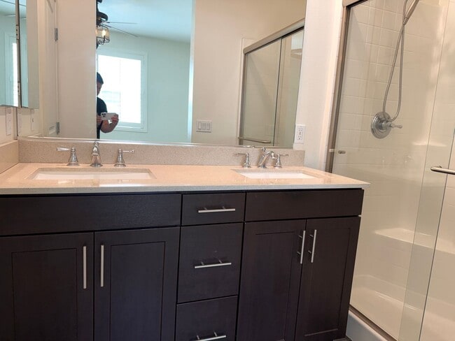 Building Photo - Gorgeous bright 3 bedroom 2.5 bath townhome