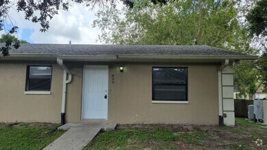 Building Photo - Annual unfurnished 2/1 half duplex in Sara...