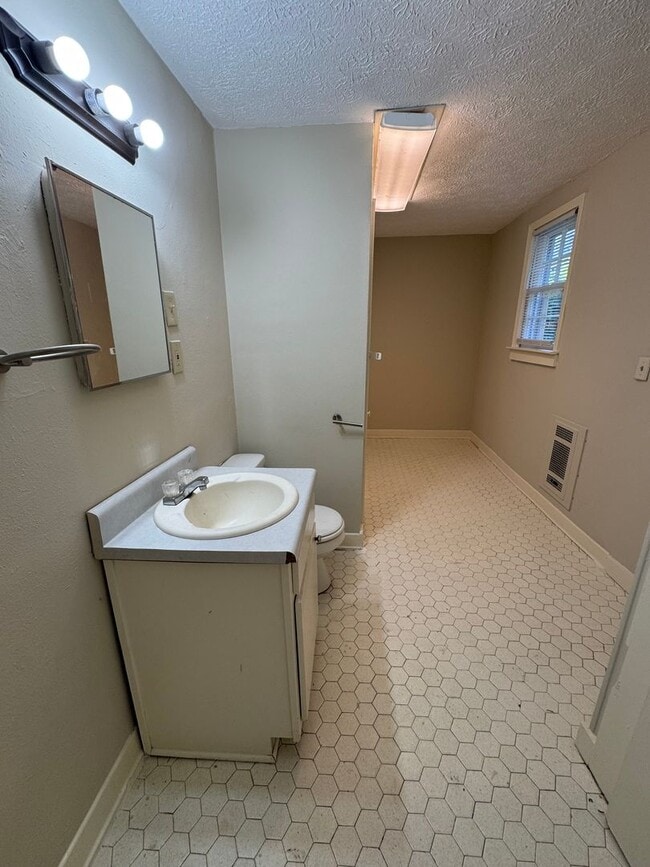 Building Photo - Large 4/2.5 House in S Rome $1,395