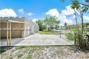 Building Photo - 1301 Sharar Ave