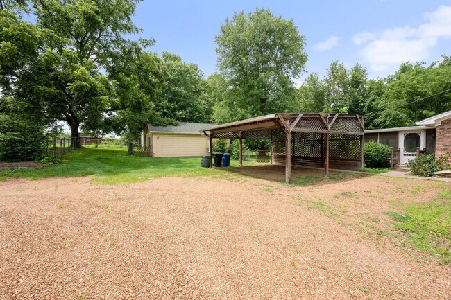Building Photo - Beautiful Brick Ranch Home in Franklin