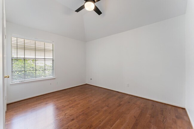 Building Photo - 5614 Whisper Ridge Dr