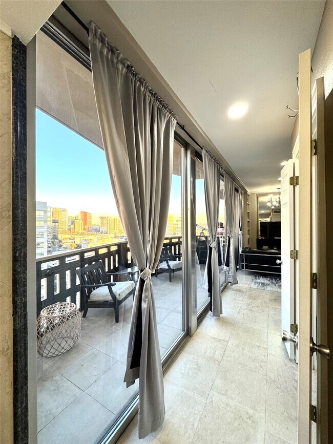 Building Photo - 2016 Main St