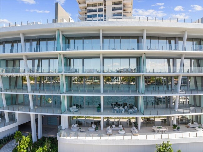 Building Photo - 5 Grove Isle Dr