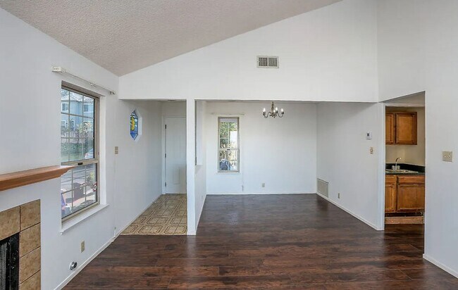 Building Photo - 620 Primrose Terrace