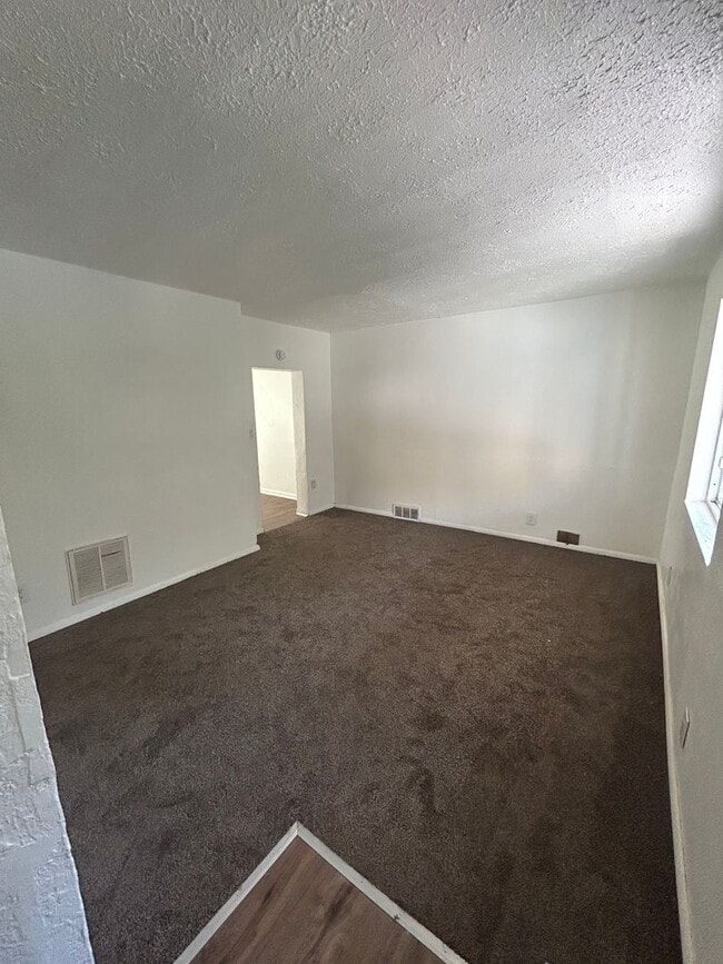 Building Photo - Welcome Home to This Well-Maintained Turtle Creek Gem