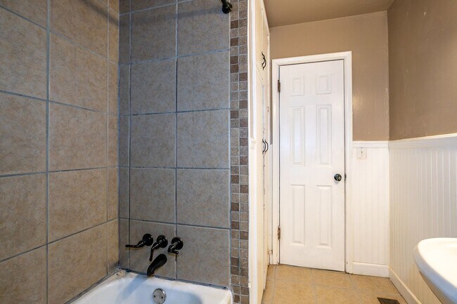 Building Photo - 3 Bedroom 1 Bath in Tulsa