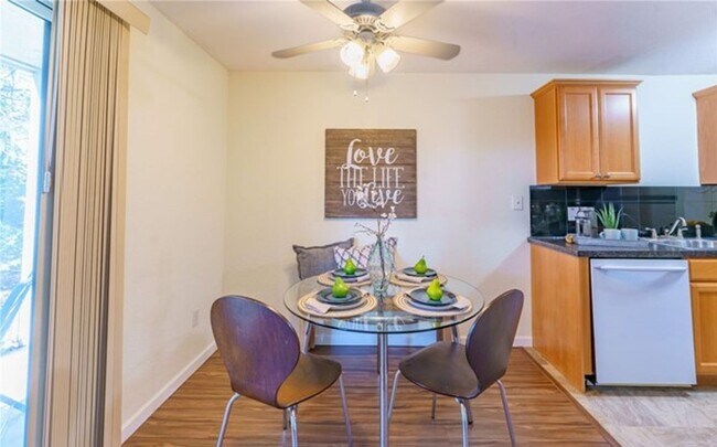 Building Photo - Beautiful 2 bedroom Condo in Kirkland!!