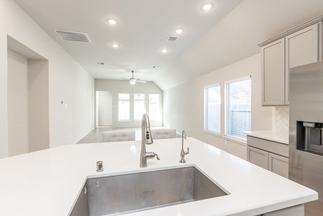 Building Photo - 8918 Oak Ivy Ln