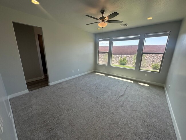 Building Photo - 3 bed plus office / 2.5 bath / 3 car Singl...
