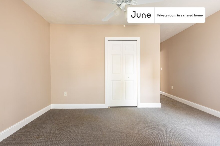 Building Photo - Private bedroom in 4 bed/2 bath Home