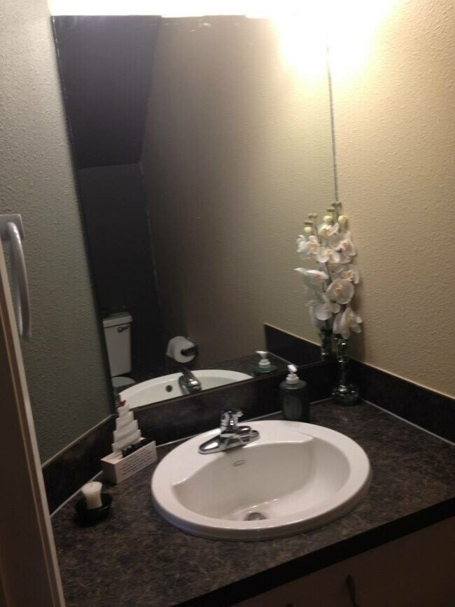 Building Photo - Beautiful Townhome Style Condo Harbour Pointe / Mukilteo