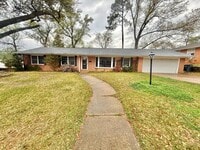 Building Photo - 3-bed/2-bath with two living spaces!