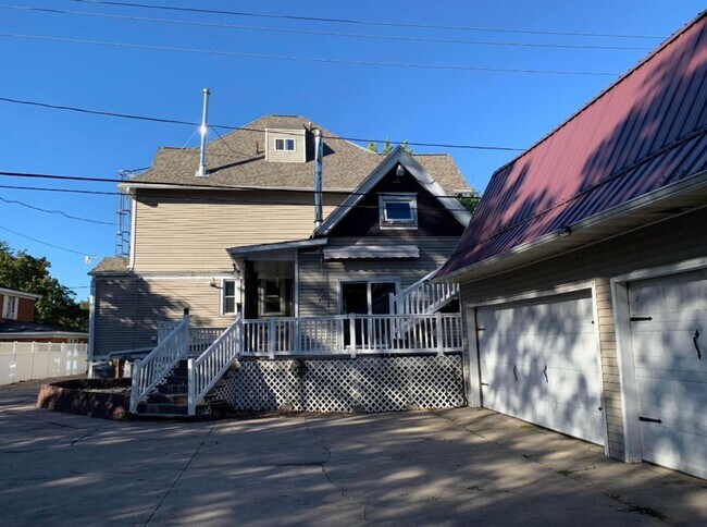 Building Photo - 2001 Main St