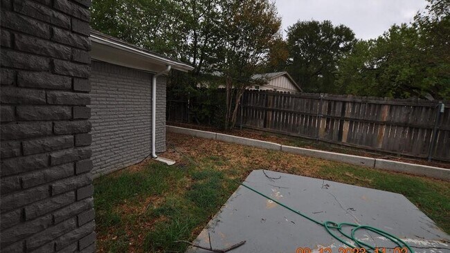 Building Photo - 2232 Shady Brook Dr