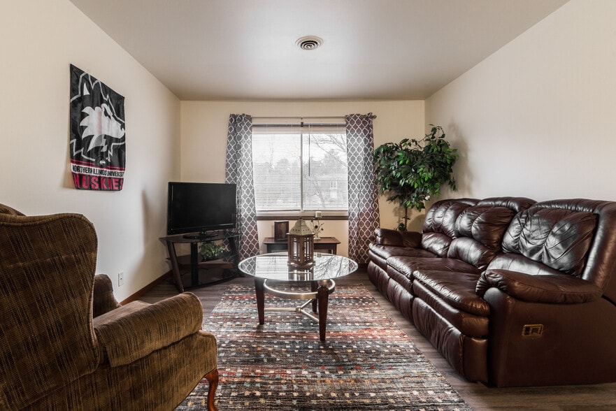 Lucinda Oaks Apartments 615617 Lucinda Ave Dekalb IL 60115