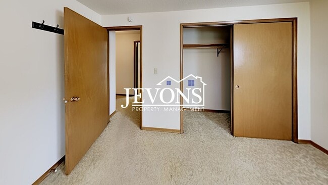 Building Photo - Spacious single-family home with a large f...