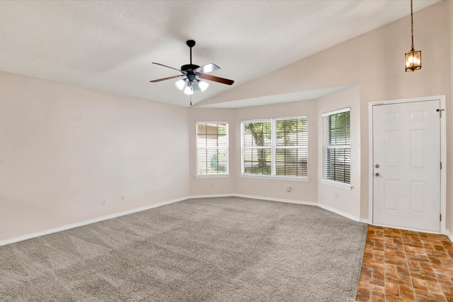 Building Photo - 3 bed 2 bath home off Olive Rd