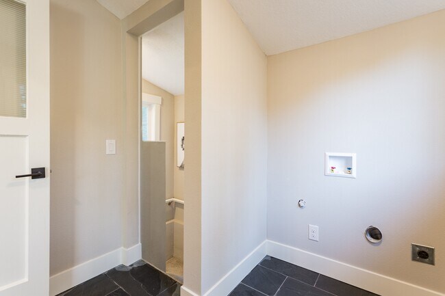 Building Photo - Gorgeous Lake Oswego Remodeled Cottage