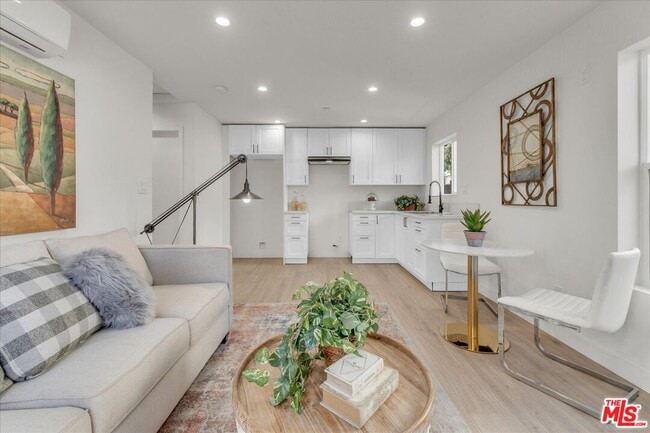 Building Photo - 10349 Hillhaven Ave