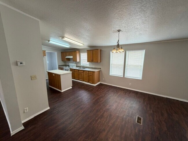 Building Photo - ***4 BEDROOM/2 BATHROOM IN DEWEY***