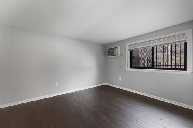 Building Photo - Spacious, Recently Renovated 1 Bedroom!