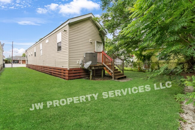 Building Photo - Spacious Pet-Friendly 3-Bedrooms Home in New Orleans