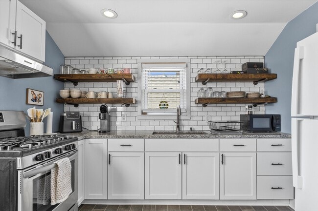 Building Photo - 311 E Rosedale Ave