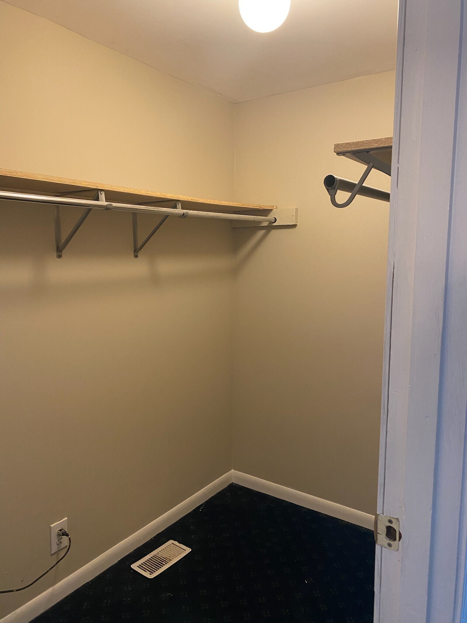 Building Photo - 319 Pleasant St