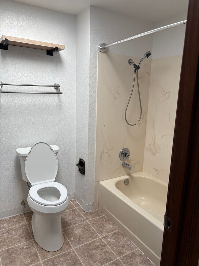 Building Photo - Perfect Location- Open Floor Plan 3 Bedroo...