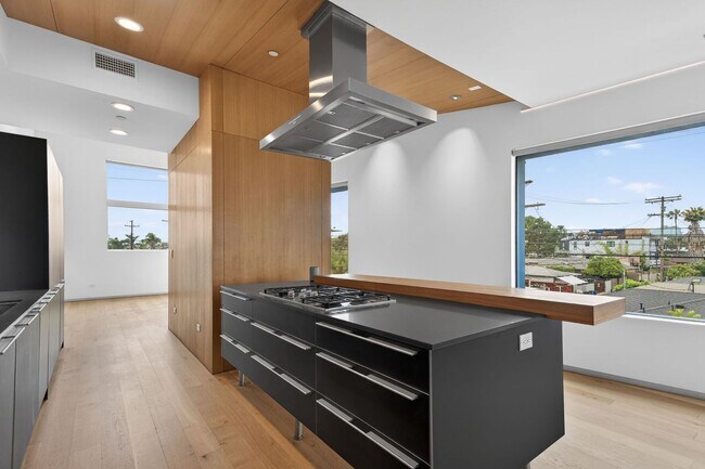 Building Photo - Discover this striking 3 bedroom apartment for rent in Venice, offering 4 bathrooms, contemporary...